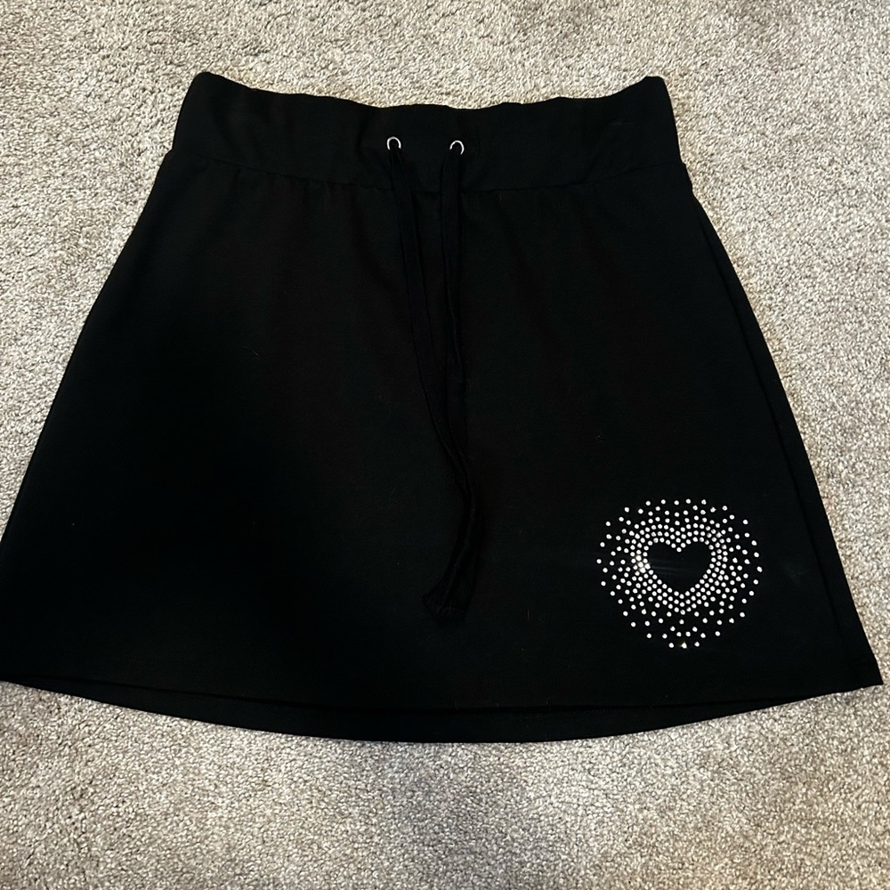 Black skirt with diamond heart
Brand: Wild Fable
Size: Medium
#skirt #heart